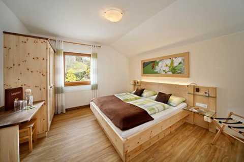 Schlafzimmer in Zirbenholz - Ferienwohnung Löwenzahn