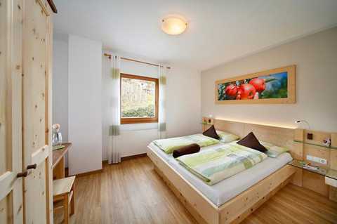 Schlafzimmer in Zirbenholz - Ferienwohnung Morgensonne